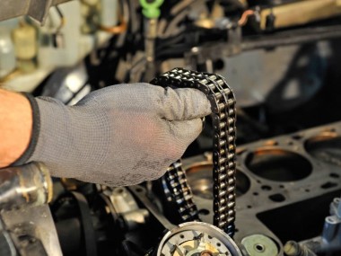 Mit der Hand die Steuerkette heben beim Wechseln