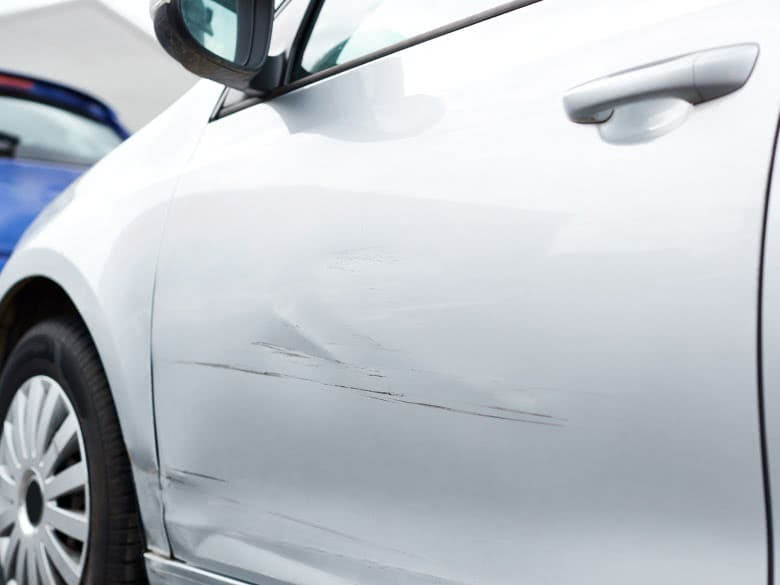 Linke Tür mit Streifschaden am Auto