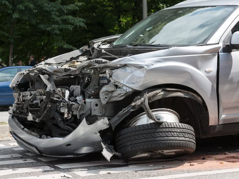Frontschaden am Auto mit technischem Totalschaden