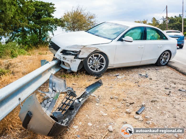 Auto nach Unfall im Ausland am Straßenrand in der Leitplanke