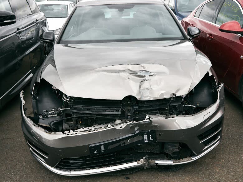 Unfallwagen verstehen: Ein kompakter und fundierter Leitfaden Ein auf dem Parkplatz abgestellter Unfallwagen
