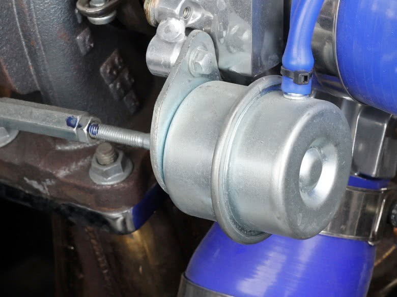 Unterdruckdose des Turbos am Wastegate-Gestänge
