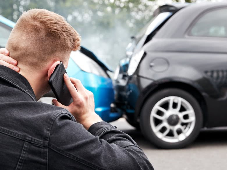 Verkehrsunfall-Beteiligung Mann telefoniert