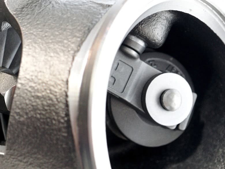 Wastegate Klappe im Turbo - Nahaufnahme