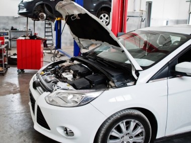 Auto in der Werkstatt für Vollkasko Motorschaden Fall