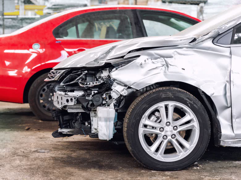 Auto mit Unfallschaden steht in der Werkstatt