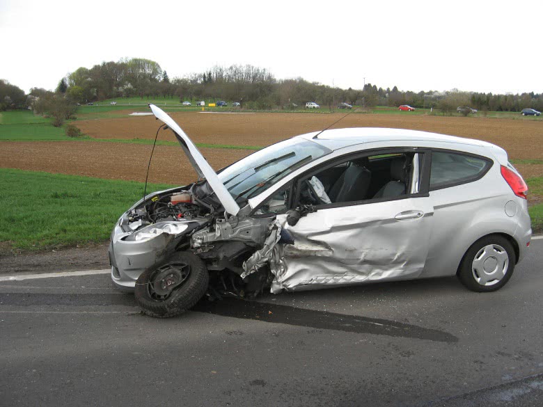 Auto mit Totalschaden auf der Landstraße