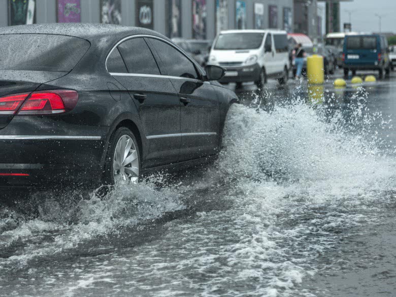 Auto fährt bei Überschwemmung und verursacht einen Wasserschaden