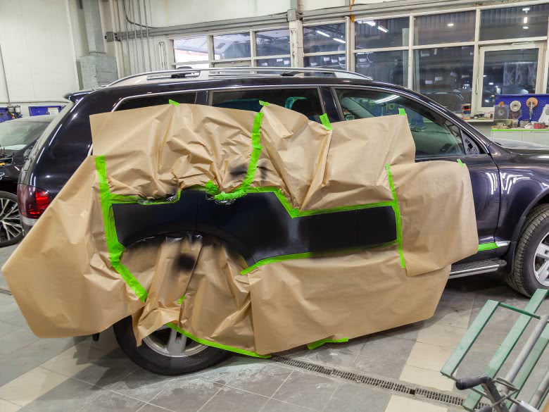 Auto wird nach einem Streifschaden in der Werkstatt neu lackiert