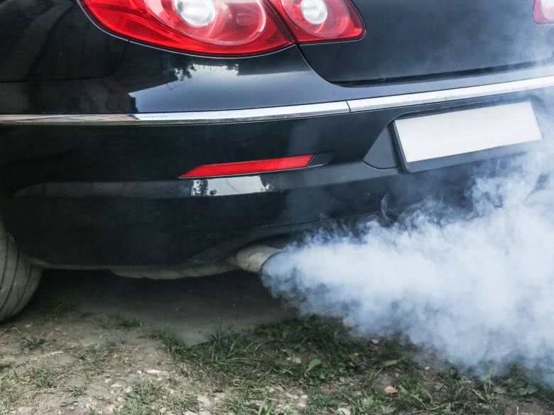 Blauer Rauch kommt aus dem Auspuff beim Motorschaden