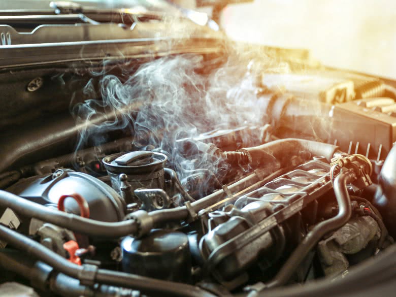 Motor raucht nach Motorschaden durch Überhitzung