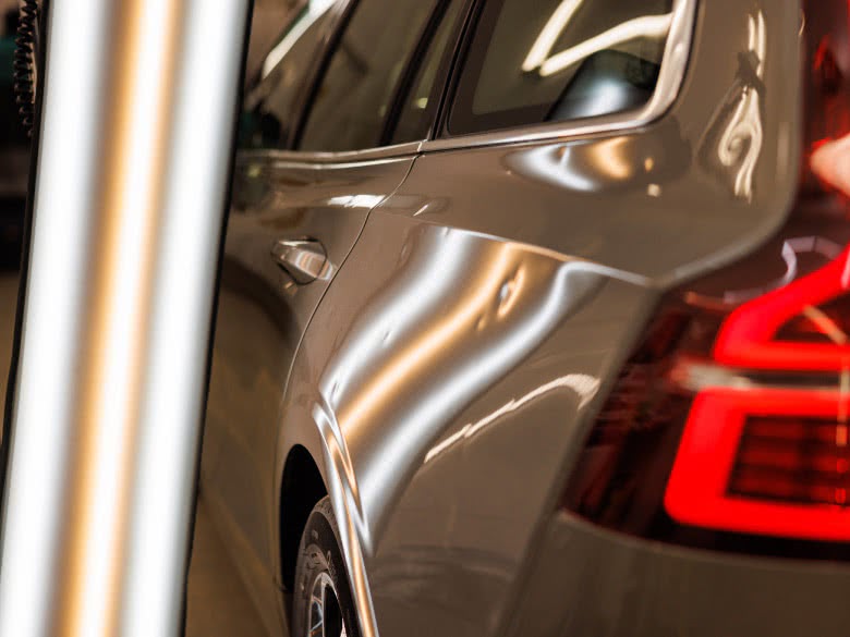 Lichtreflexion am Auto macht Hagelschaden sichtbar