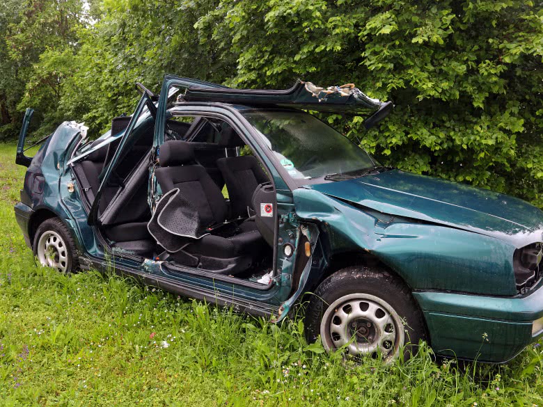 Auto mit technischem Totalschaden im Graben nach Überschlag