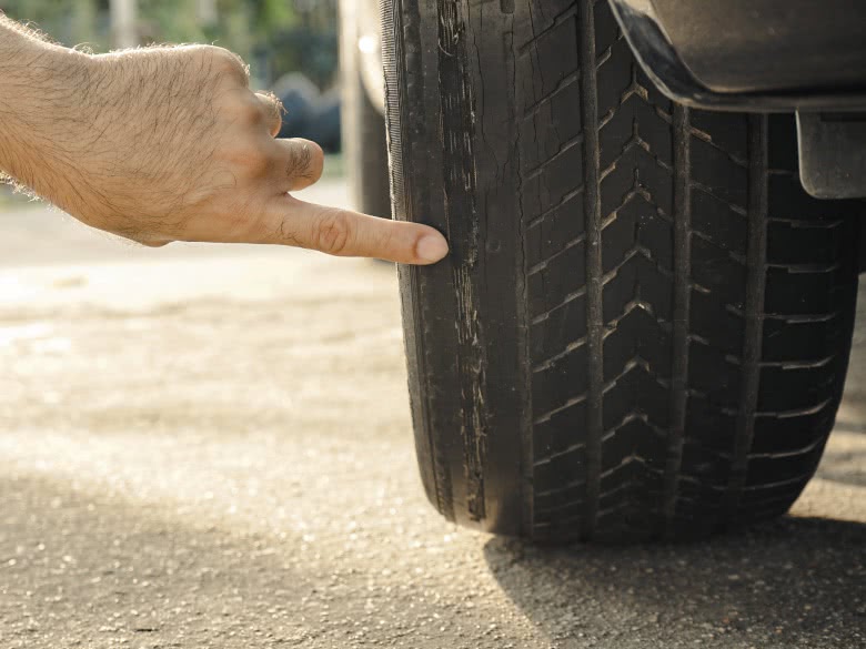 Unfallwagen mit ungleichem Reifenprofil